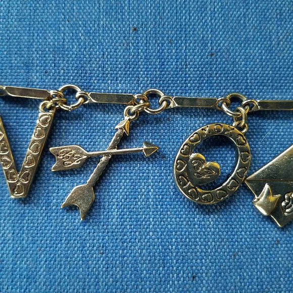 💌❤️Betsey Johnson "LOVE" Bracelet - NWOT❤️💌 - Picture 9 of 11